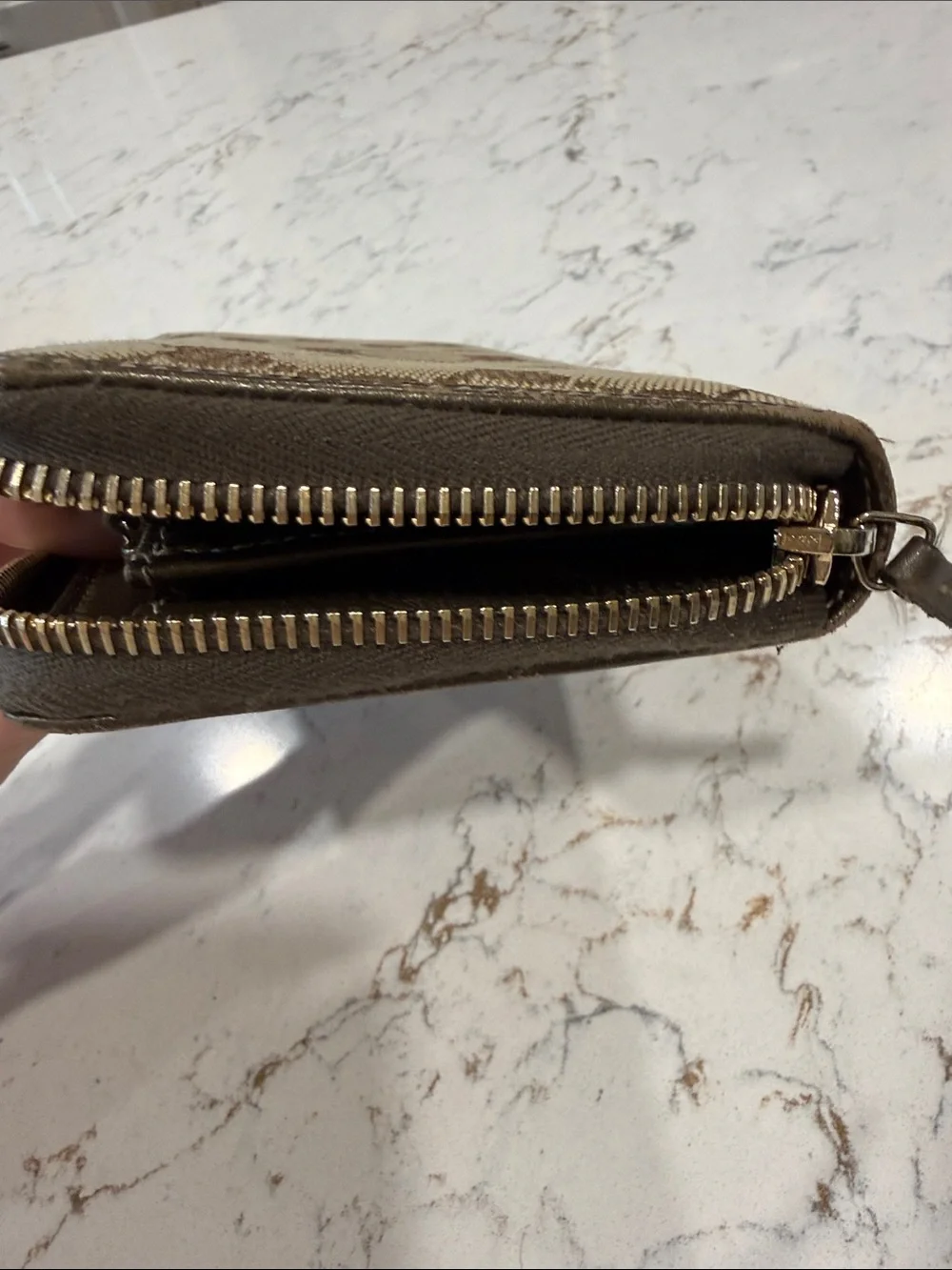 Gucci Brown GG Supreme Zip-Around Wallet - Picture 3 of 12